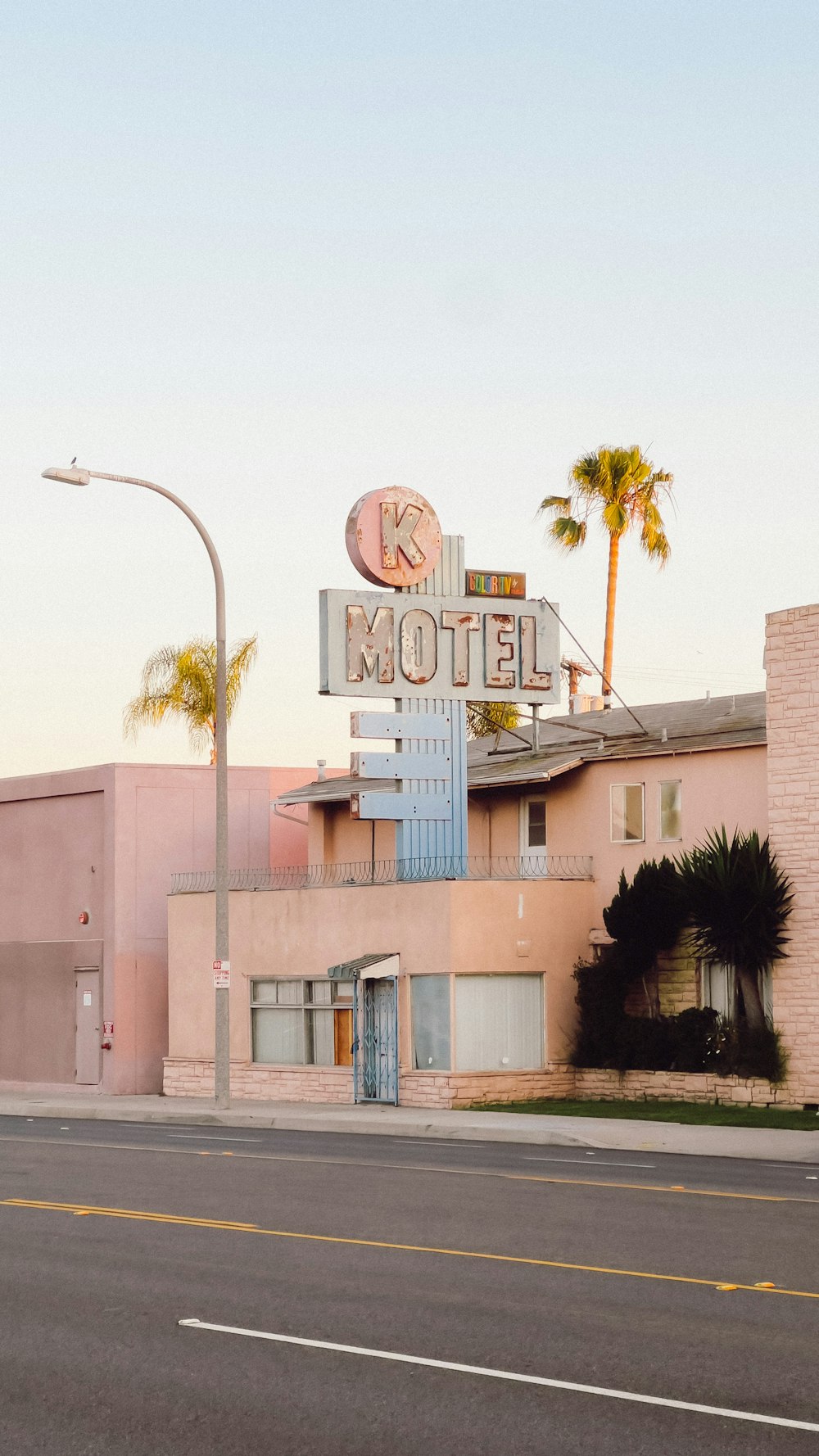 a motel sign on the side of a road