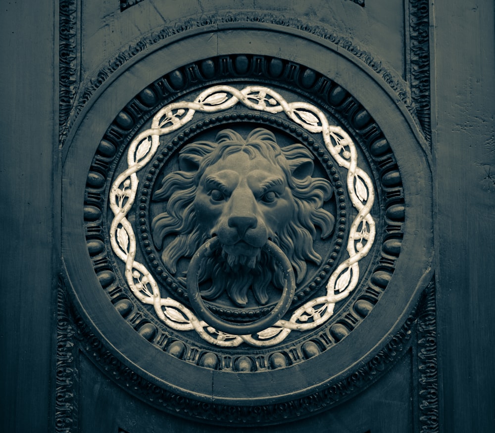 una cabeza de león en círculo en una puerta