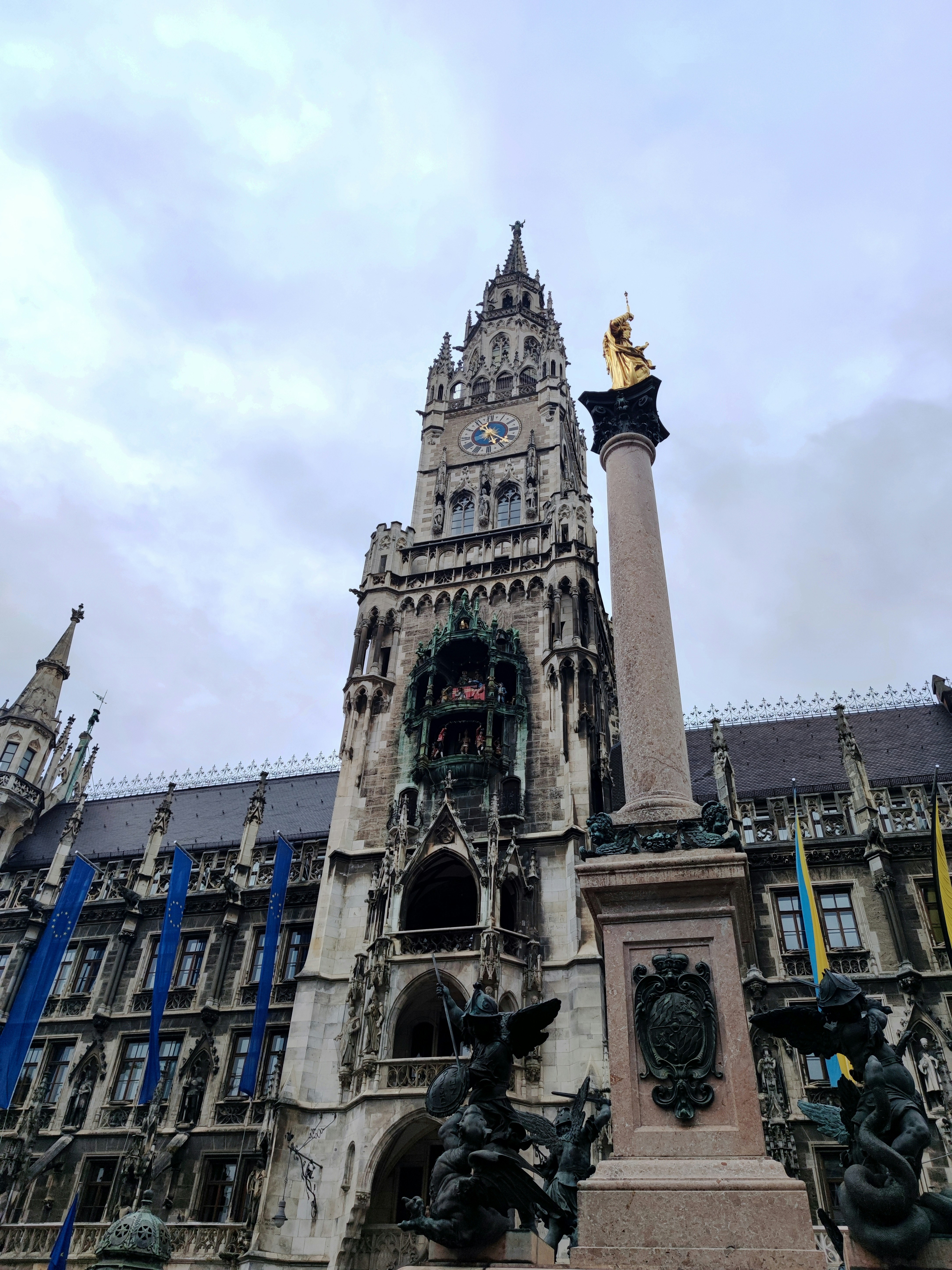 Foto zum Thema Ein hoher Turm mit einer Uhr darauf Kostenloses Bild