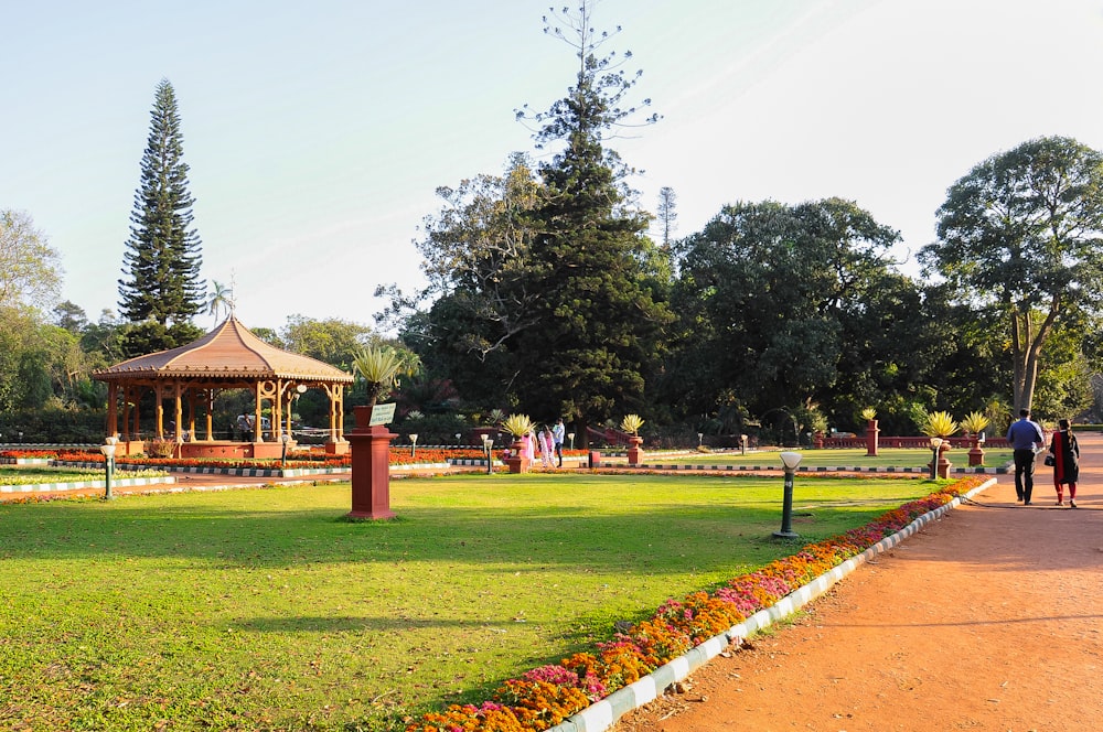 Ein Park mit einem Pavillon und Menschen, die herumlaufen