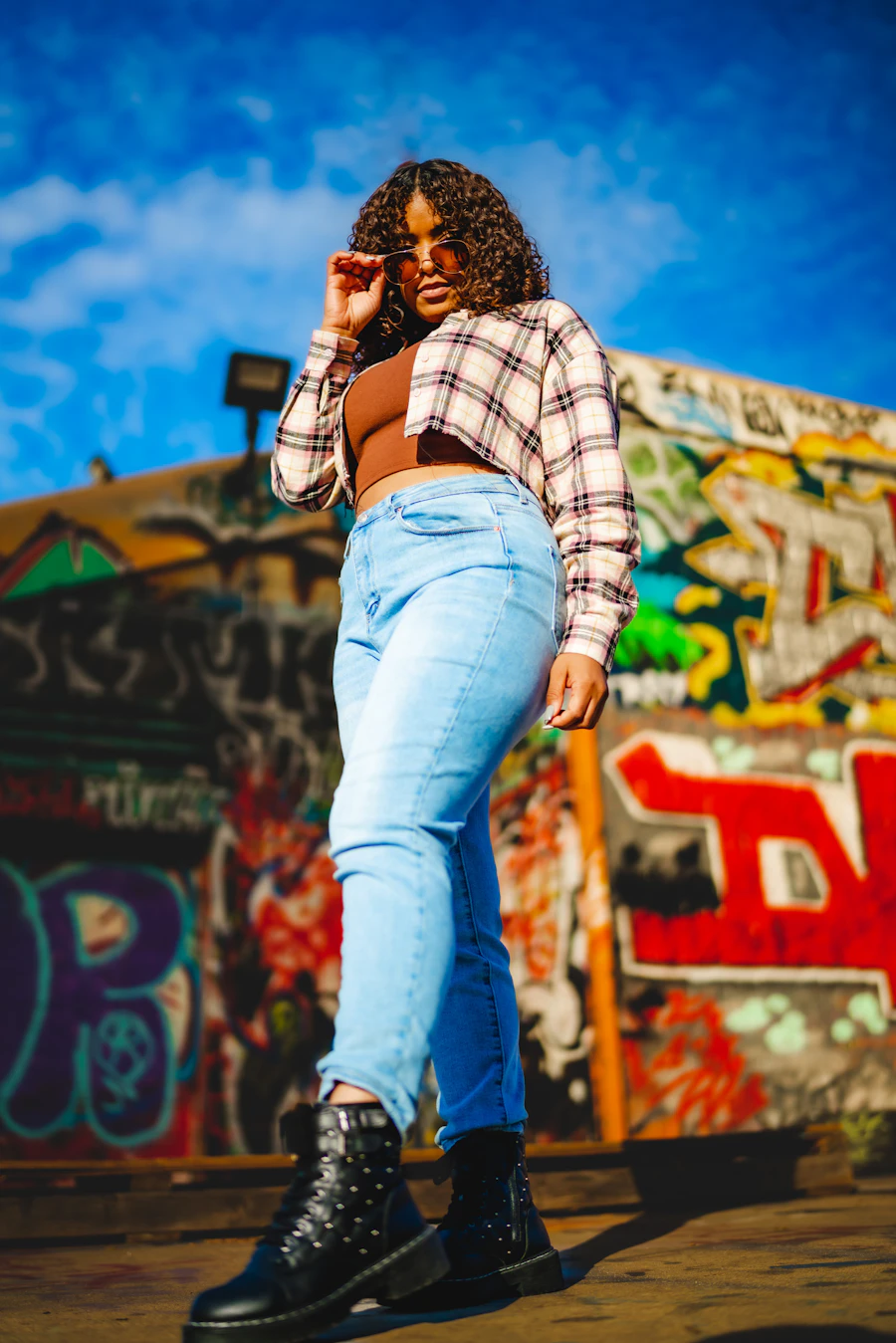 Mujer de talla grande con jean Bella Figura que estiliza la silueta