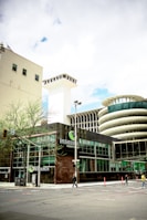 Outdoor shot of the Coocreditos officentro building on Calle de Golf, San José.