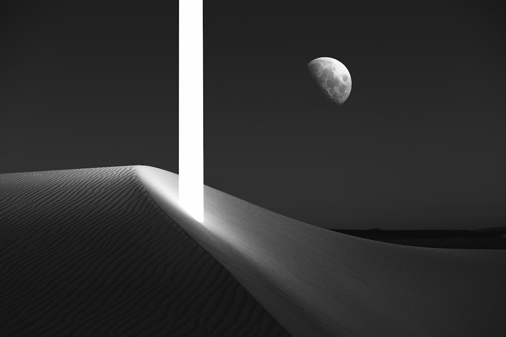 Una foto in bianco e nero di una luna nel cielo