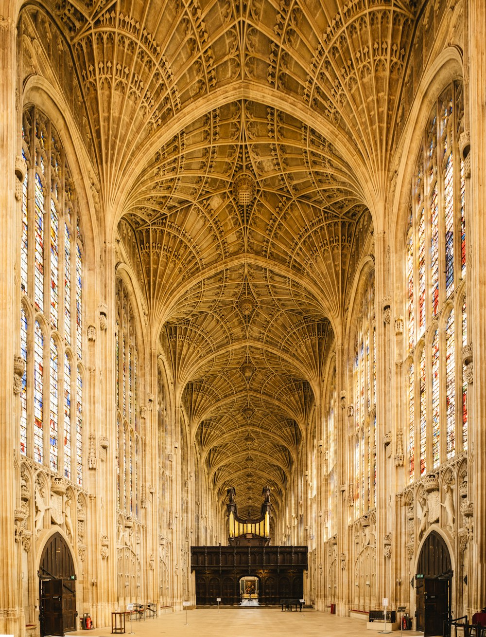 eine große Kathedrale mit einer massiven Decke und Buntglasfenstern