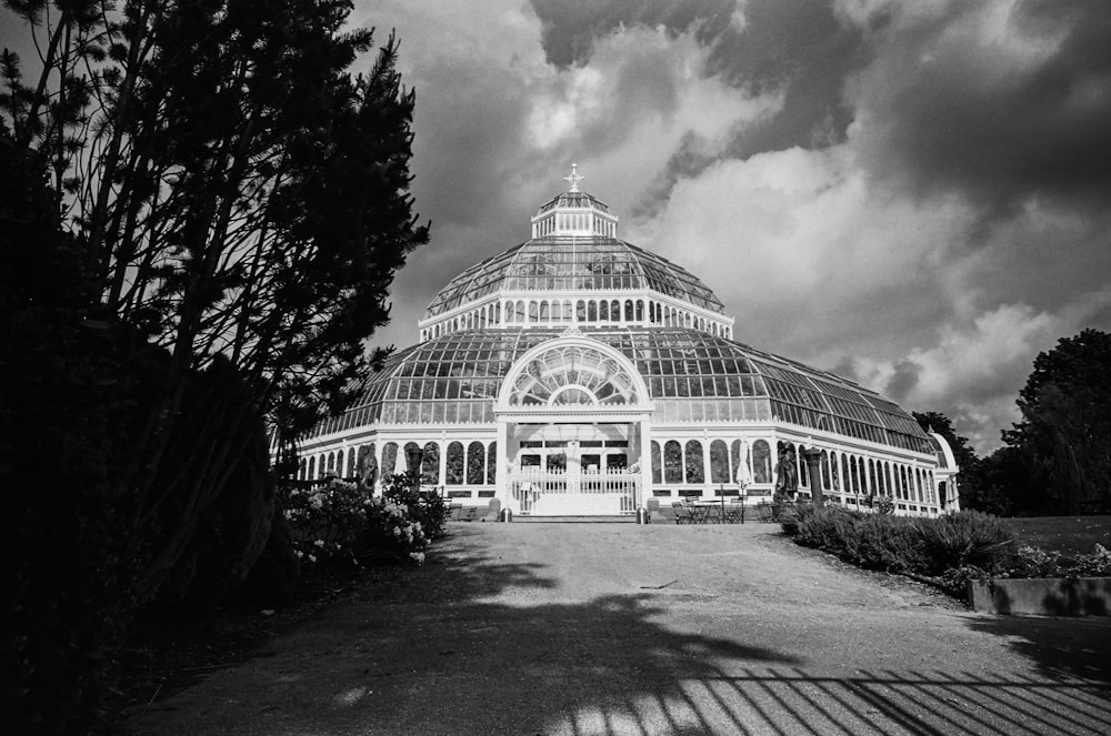 Une photo en noir et blanc d’un grand bâtiment