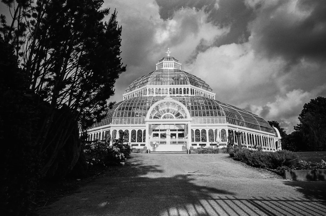 a black and white photo of a large building,