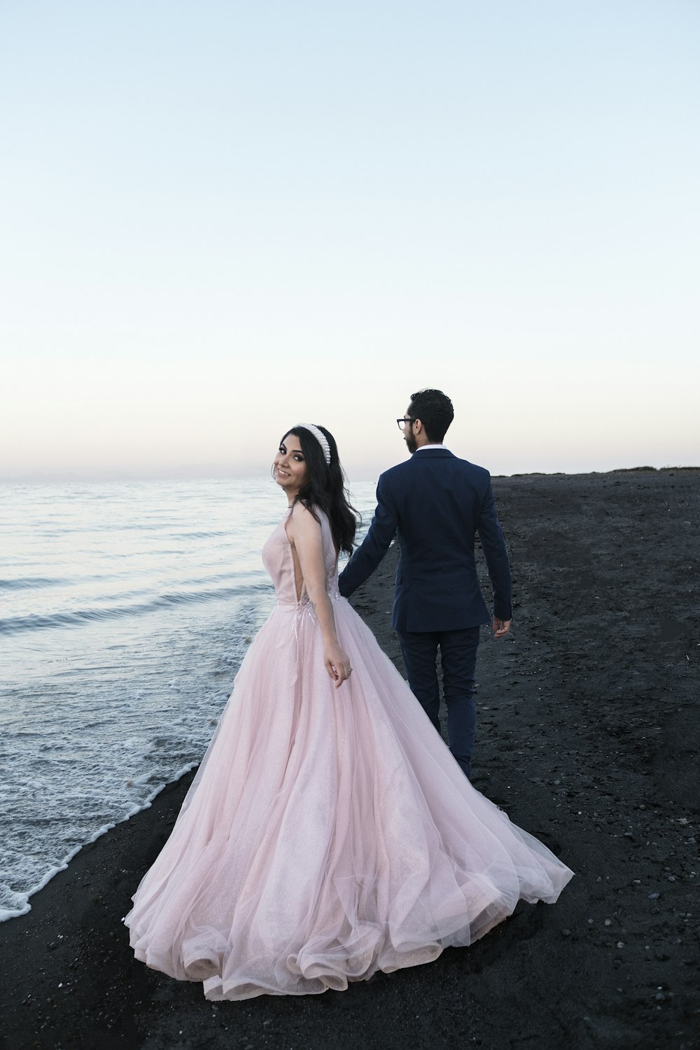 Un homme et une femme marchant le long d’une plage
