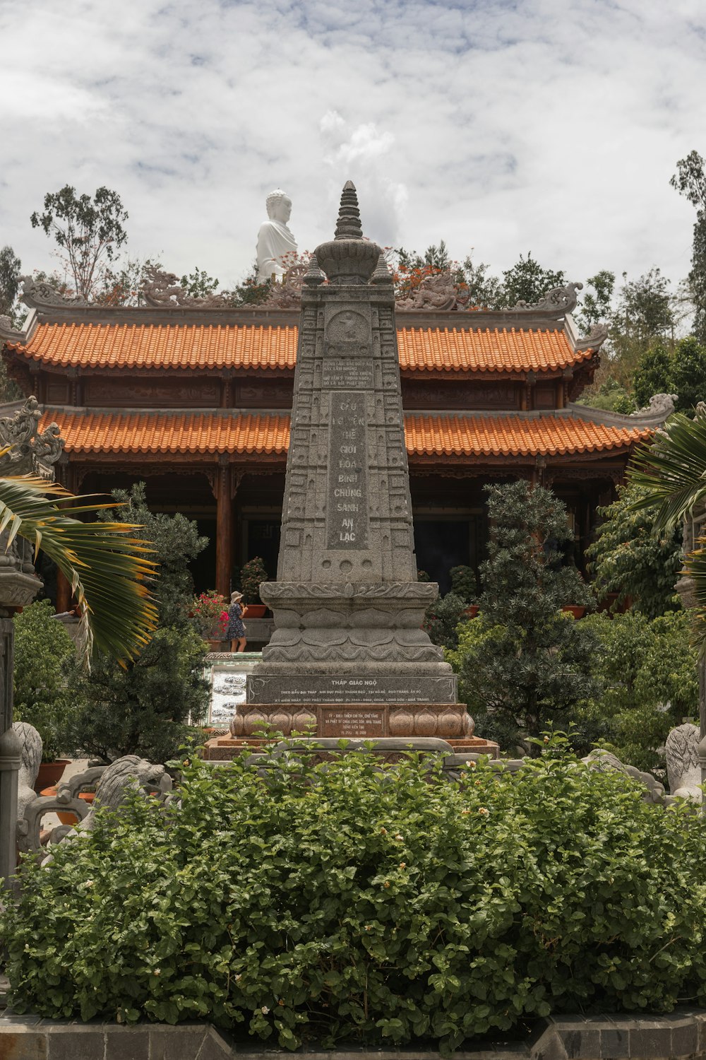 Una estatua en un jardín frente a un edificio