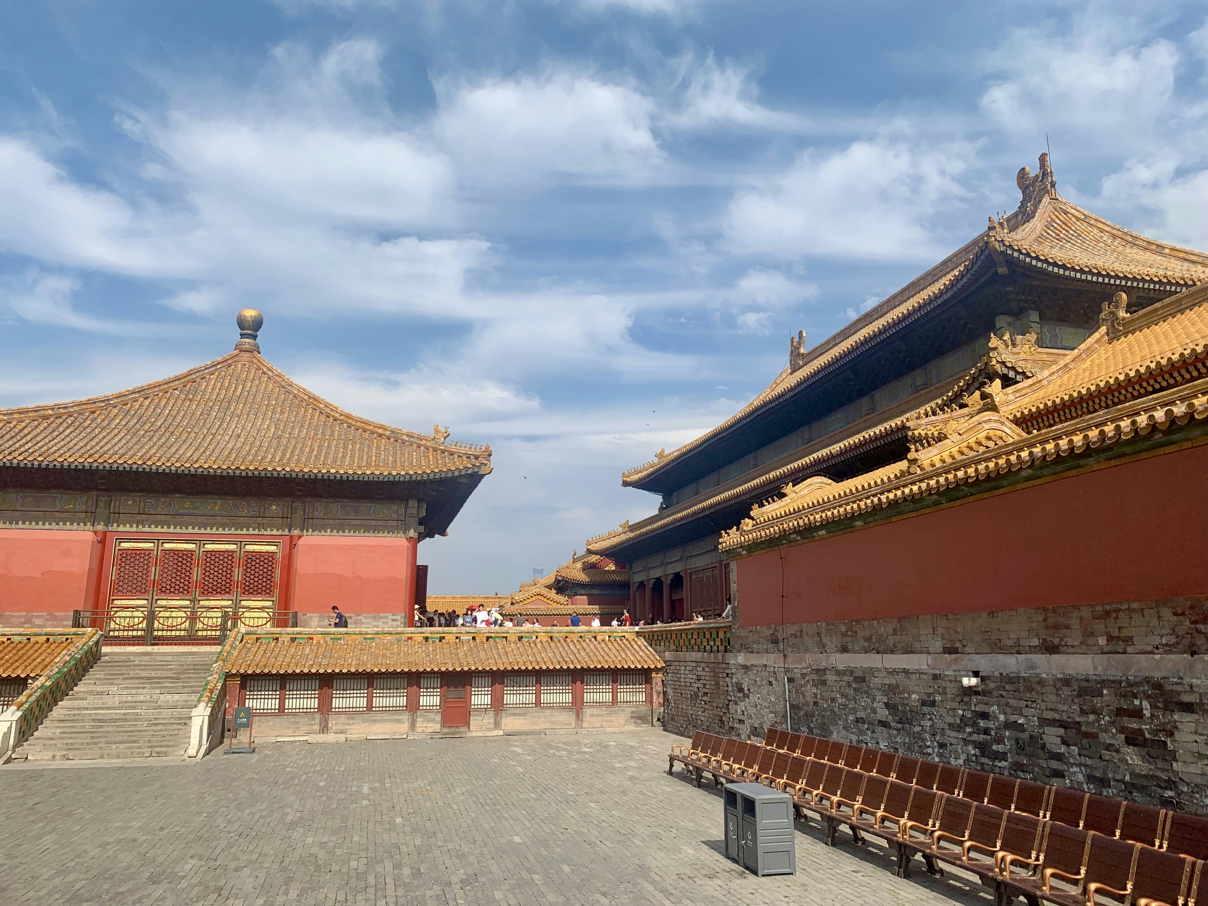 a row of benches sitting in front of a building