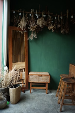 Espacio decorativo con artículos de madera