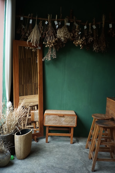 Espacio decorativo con artículos de madera