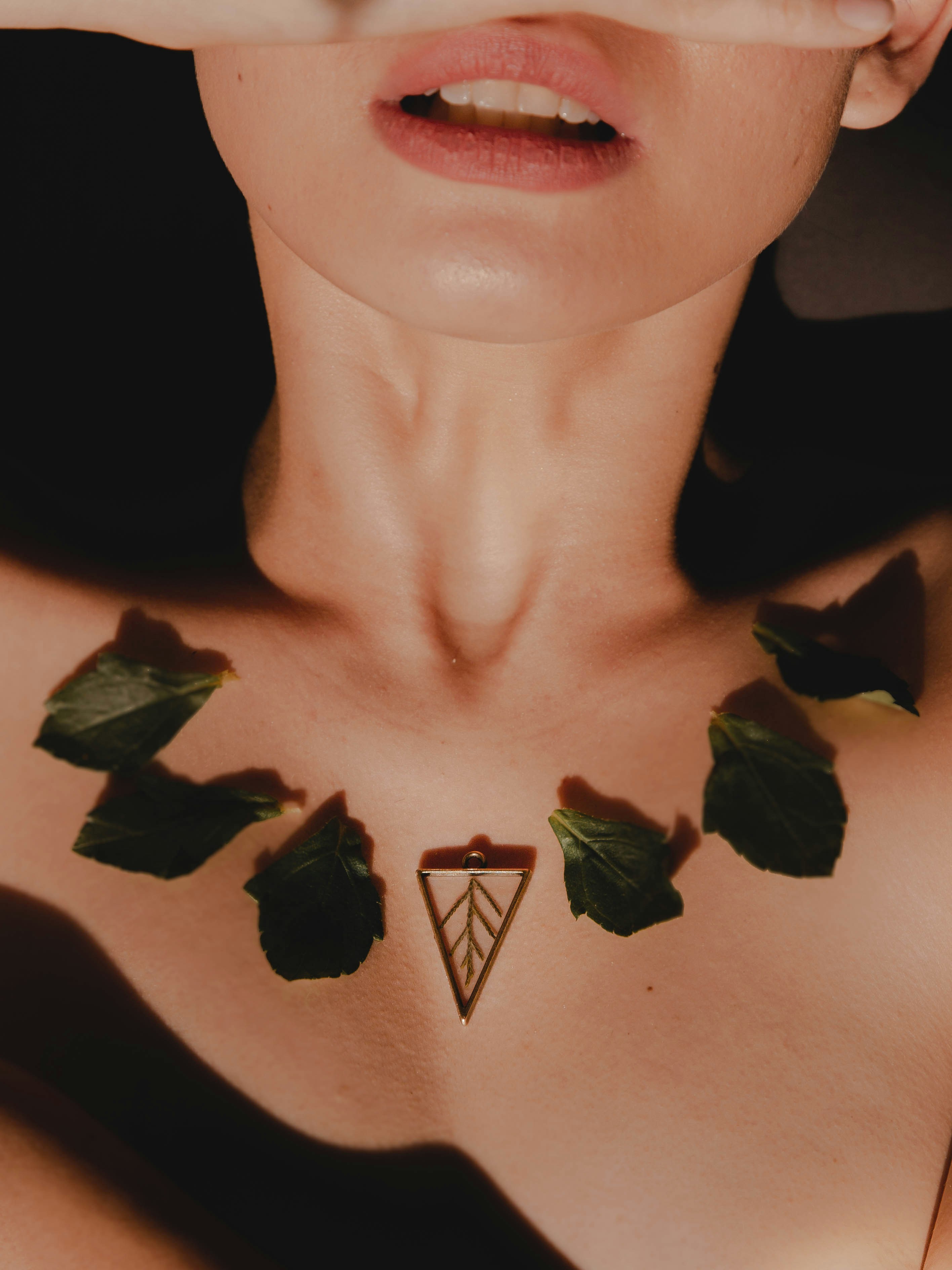 une femme avec des feuilles sur la poitrine couvrant sa poitrine