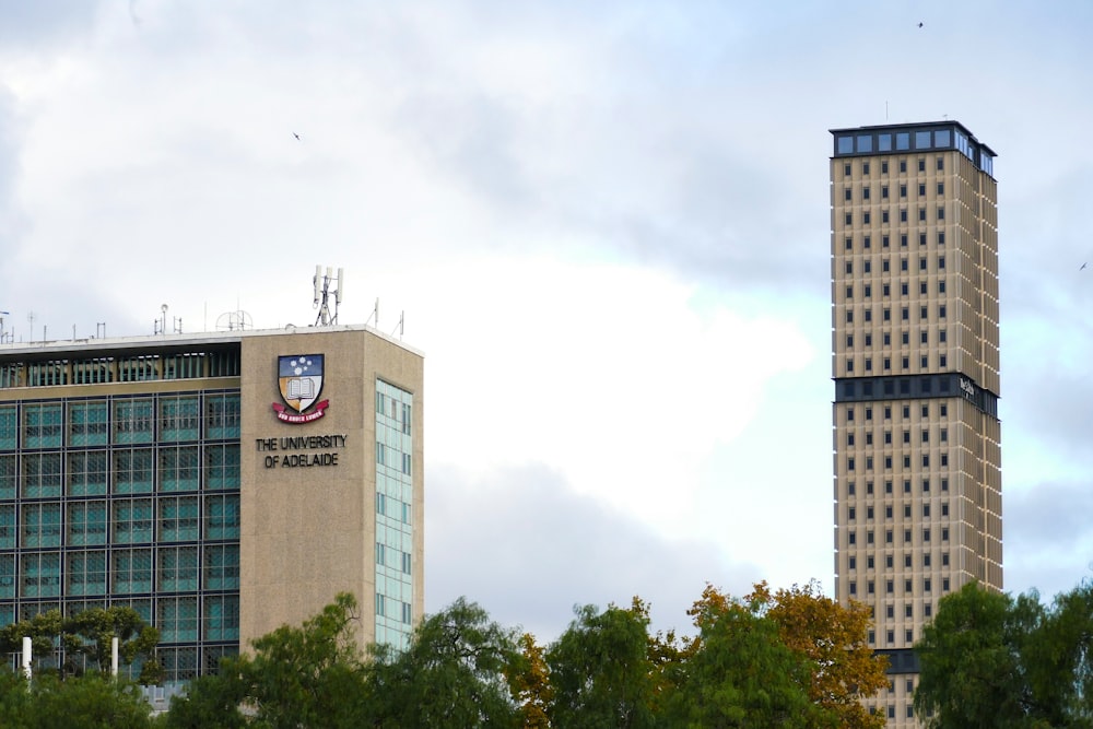 Un edificio alto con una bandera encima