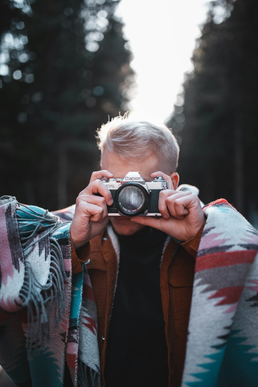 Un hombre tomándose una foto de sí mismo con una cámara