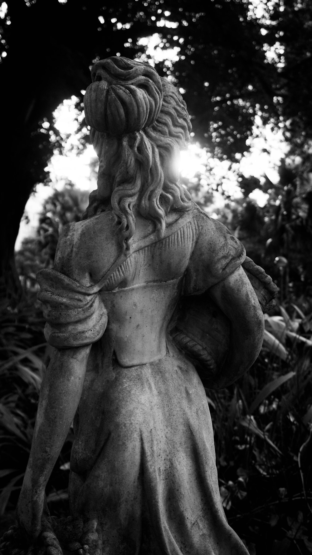 une photo en noir et blanc d’une statue de femme