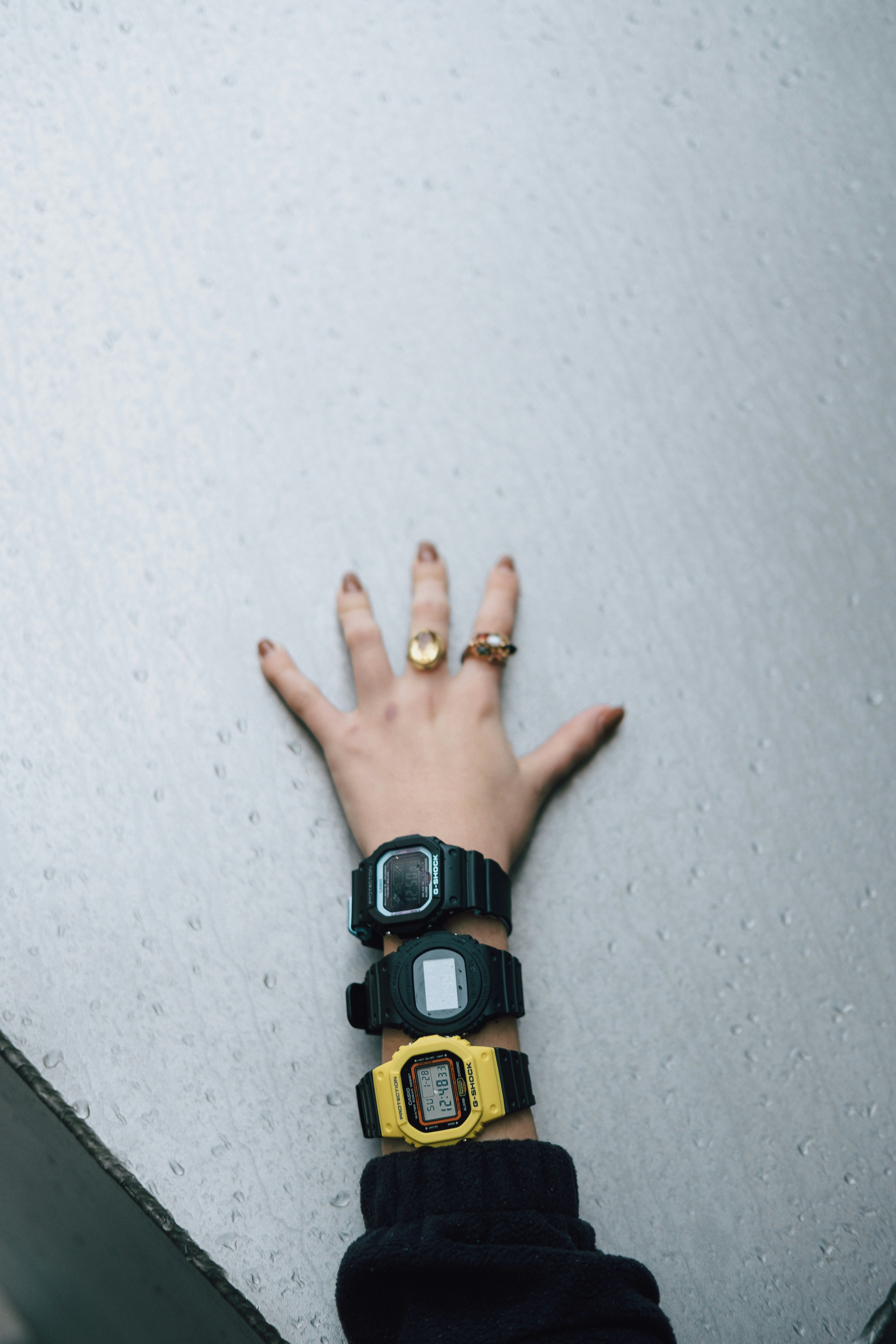 una persona con la mano en una pared