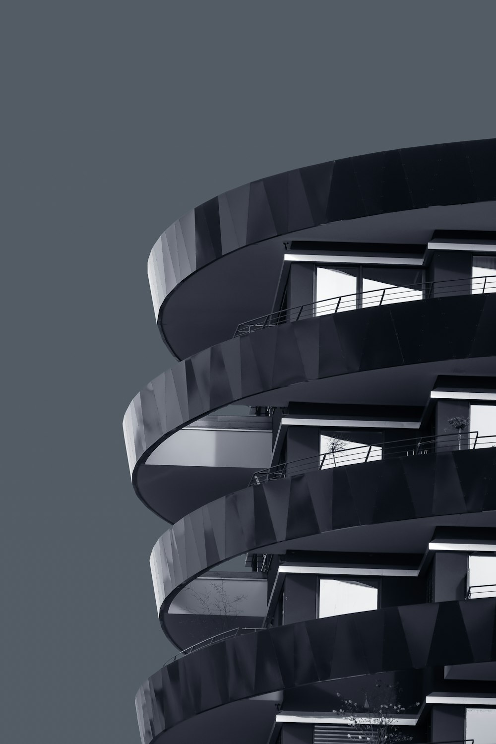 uma foto em preto e branco de um edifício