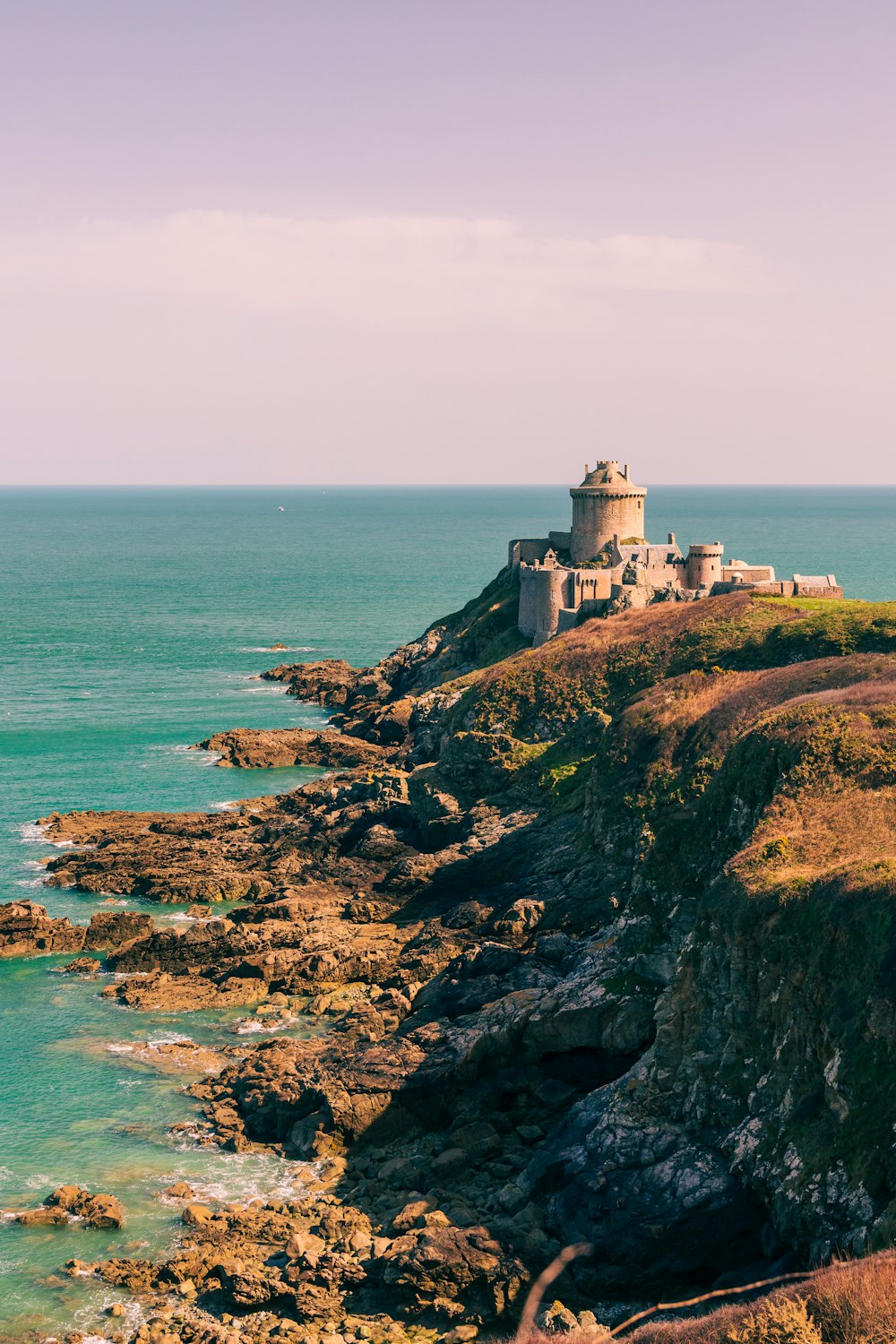 Un phare sur une falaise surplombant l’océan