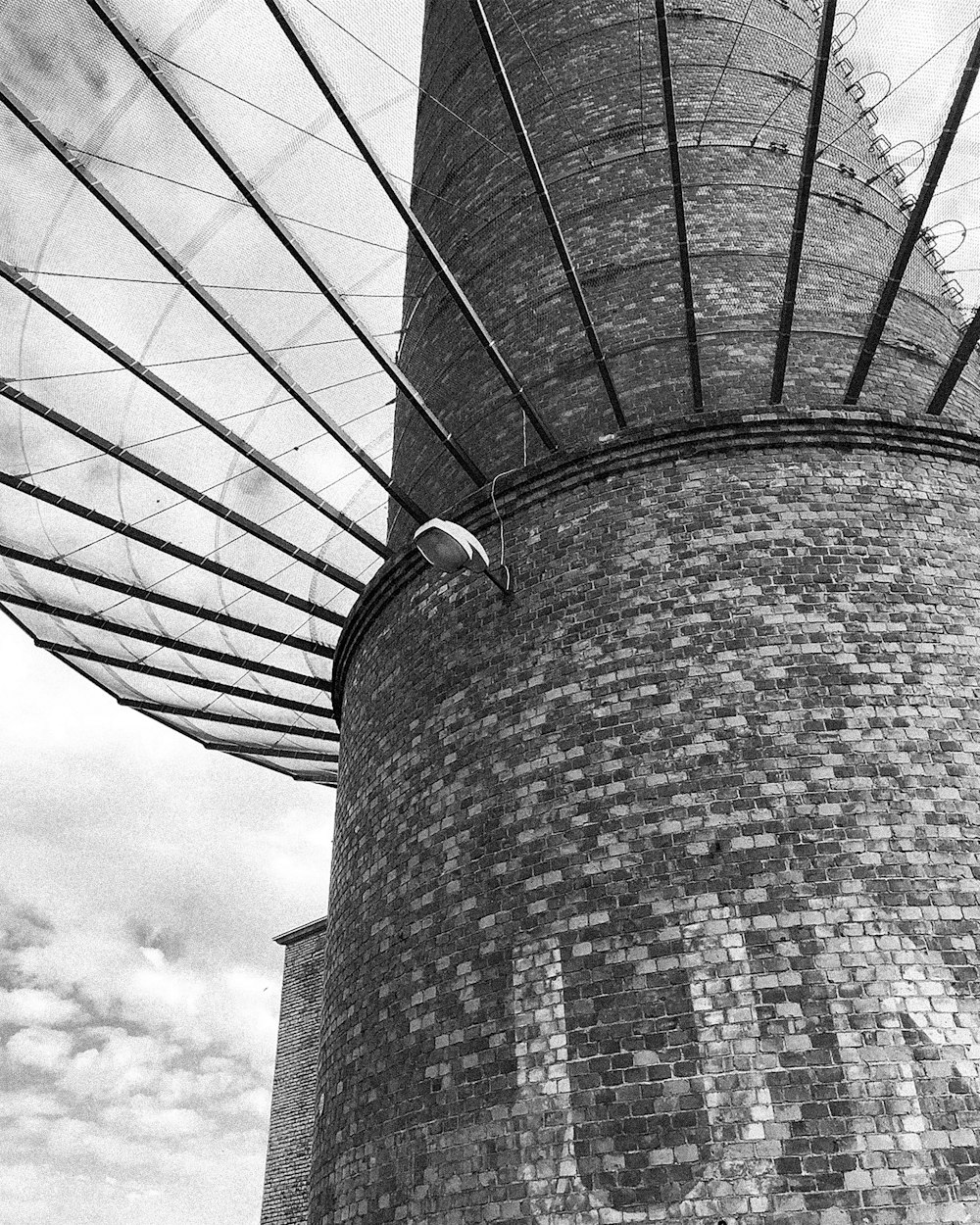 Una foto en blanco y negro de una torre de ladrillo