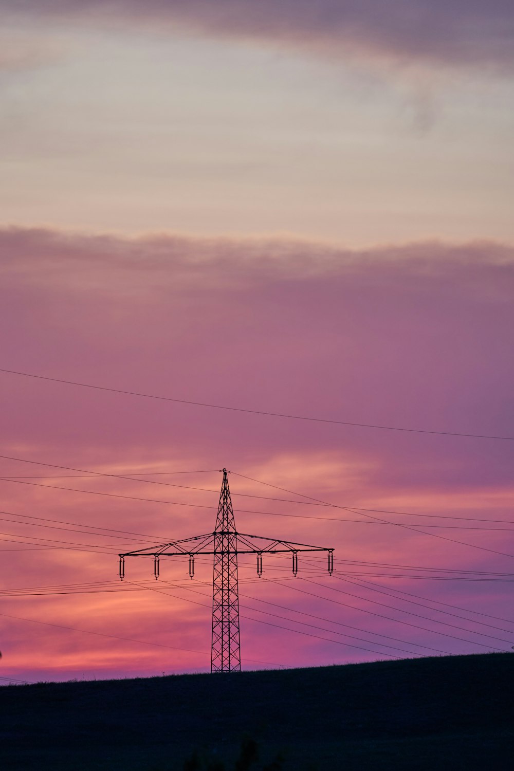 Una linea elettrica con un cielo viola sullo sfondo