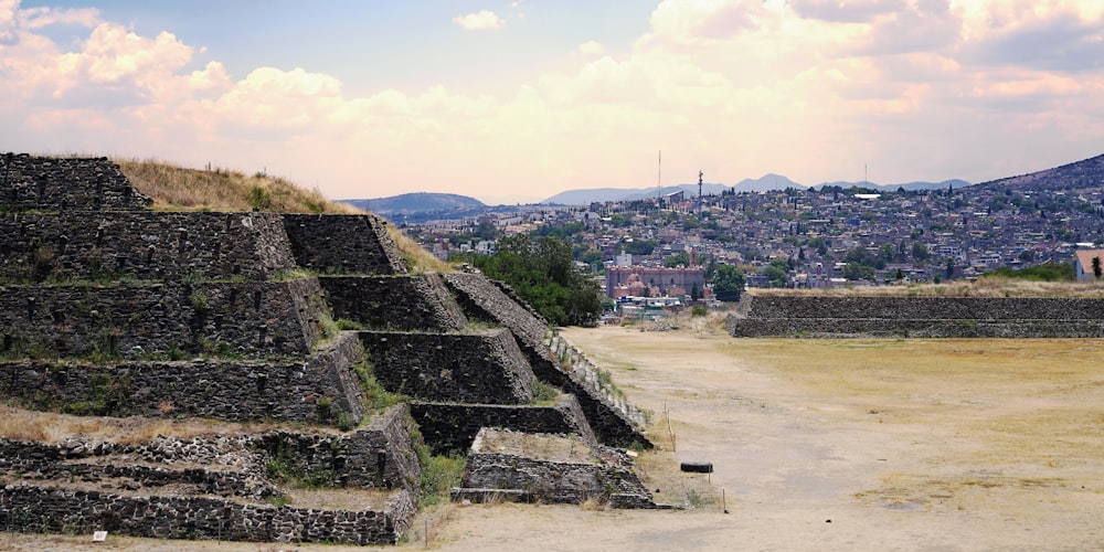 uma grande estrutura de pedra sentada em cima de um campo de terra