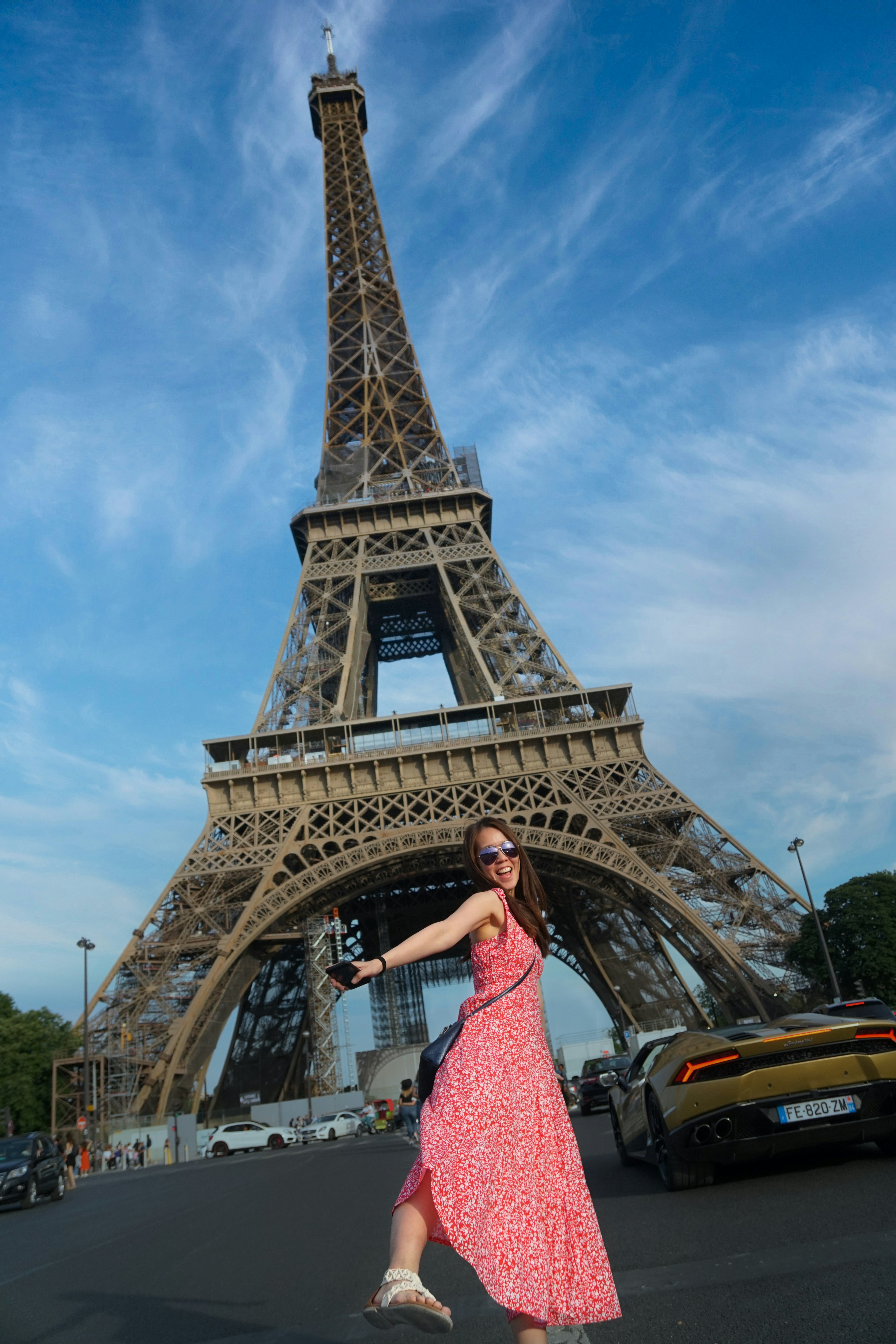 Una mujer parada frente a la Torre Eiffel