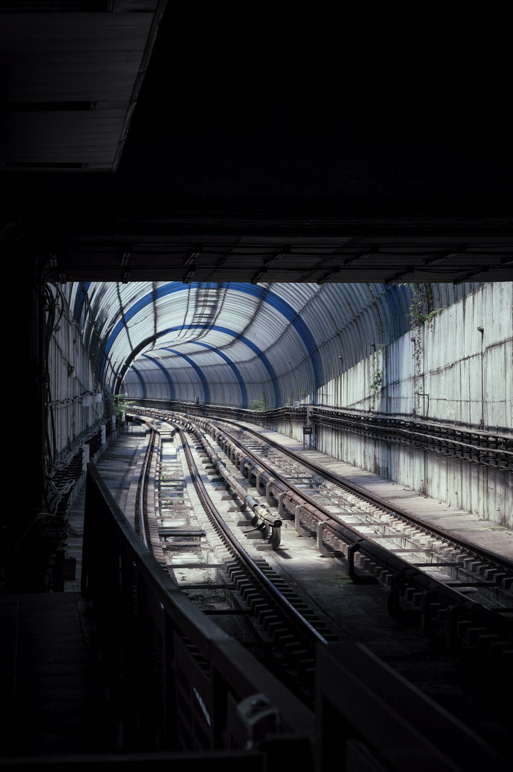 ein Bahnhof mit einem Zug auf den Gleisen