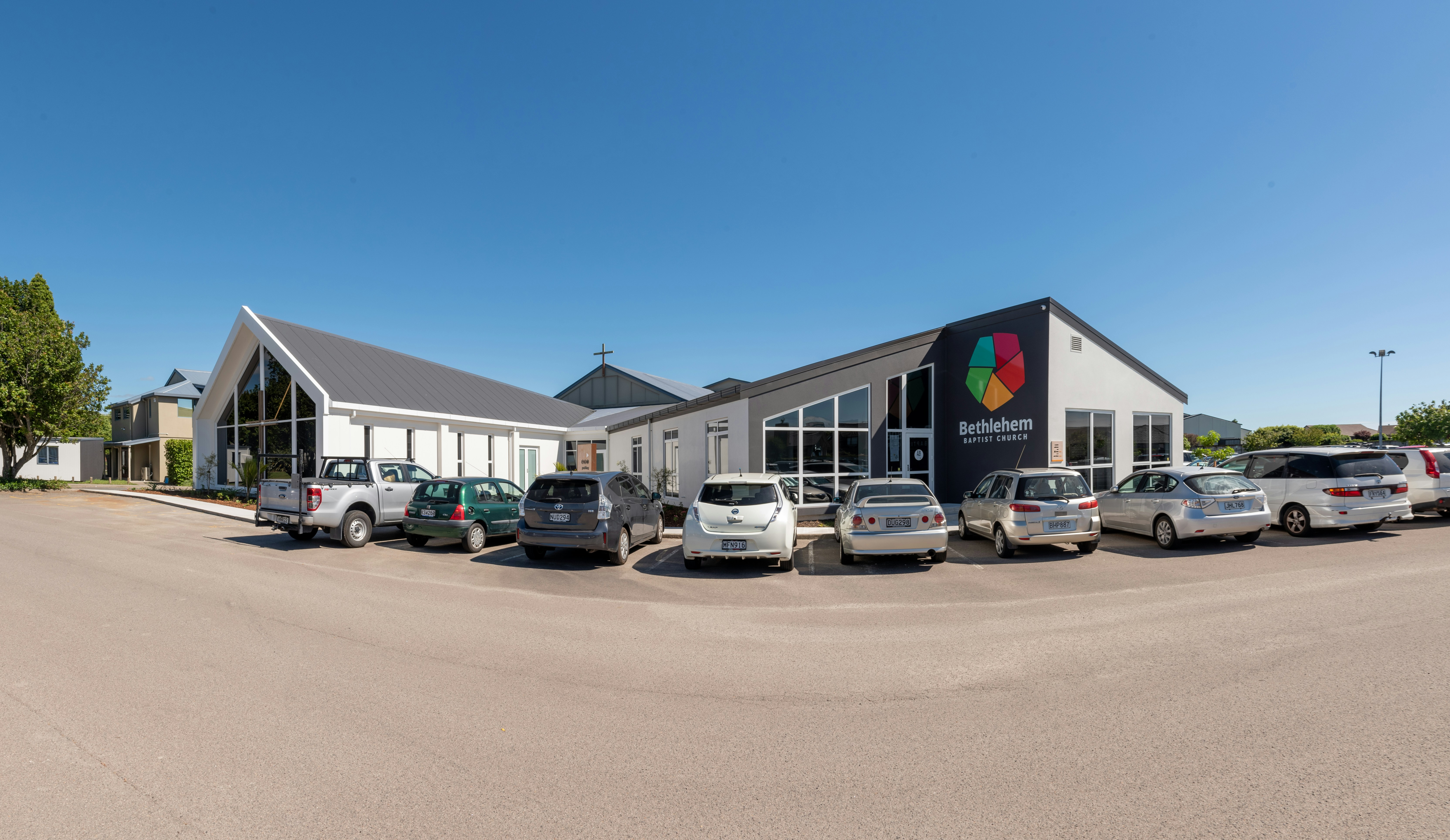 a group of cars parked in front of a building
