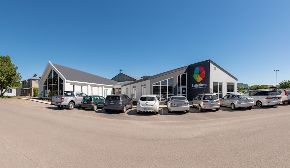 a group of cars parked in front of a building