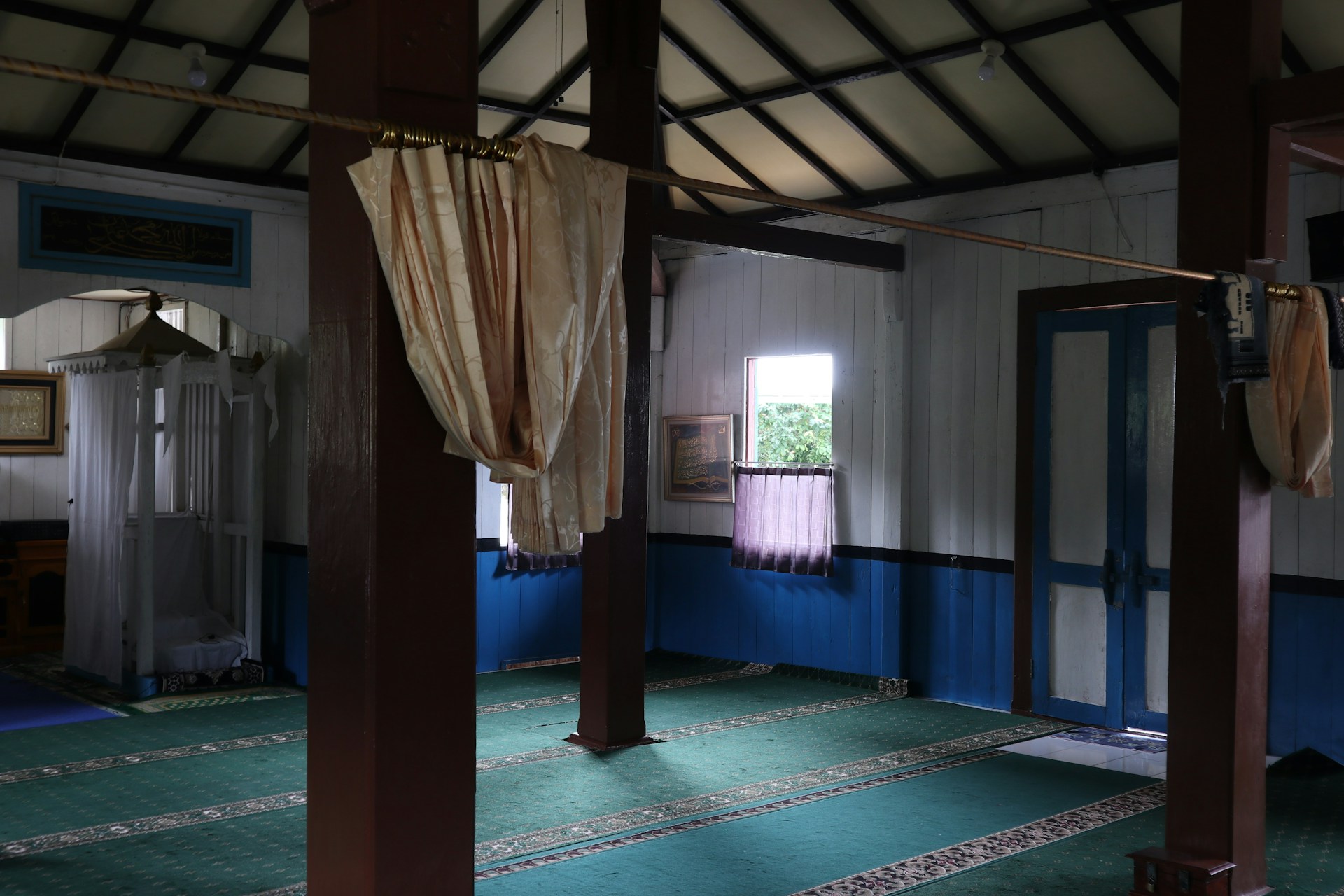 gray computer monitor