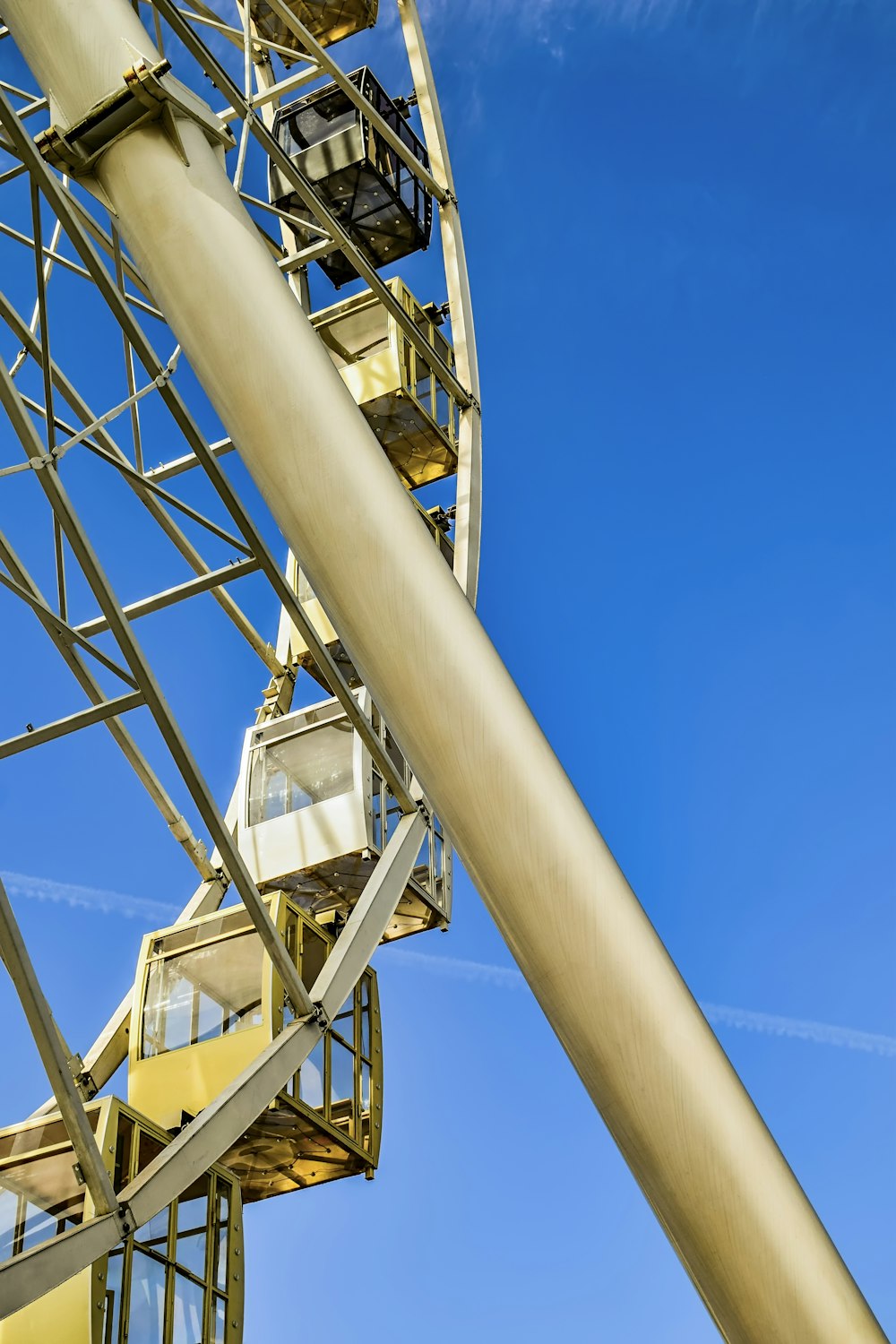 Ein Riesenrad mit blauem Himmel im Hintergrund