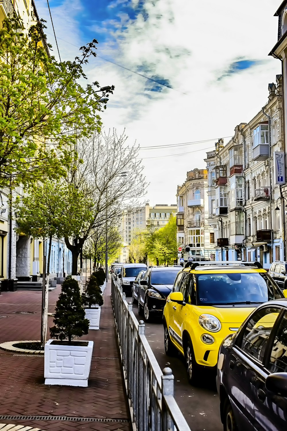 a city street filled with lots of parked cars