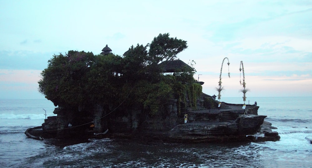 Una pequeña isla en medio del océano