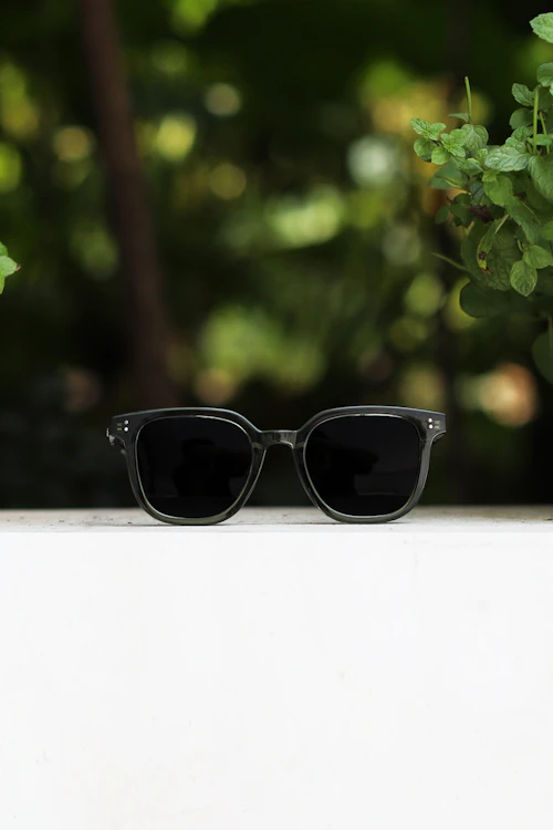 Prada PR 09XV Pilot — minimal siyah çerçeve