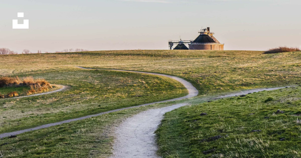 Barn Path A path leading to a barn in the distance photo – Free Path Image on ...