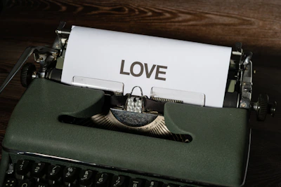 A vintage typewriter with a sheet showing the beginning of a heartfelt love story in Hindi.