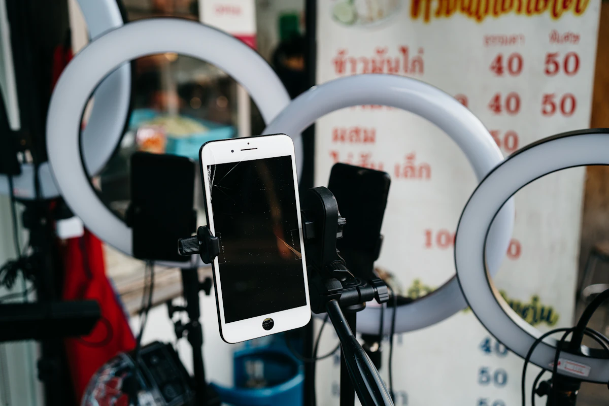 Ponsel terpasang pada tripod untuk merekam konten