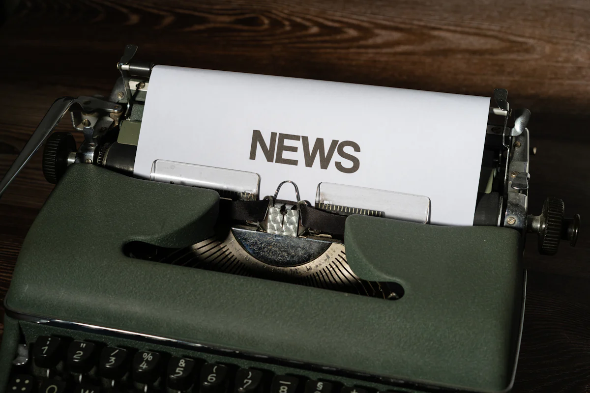 Journaliste travaillant dans une rédaction locale