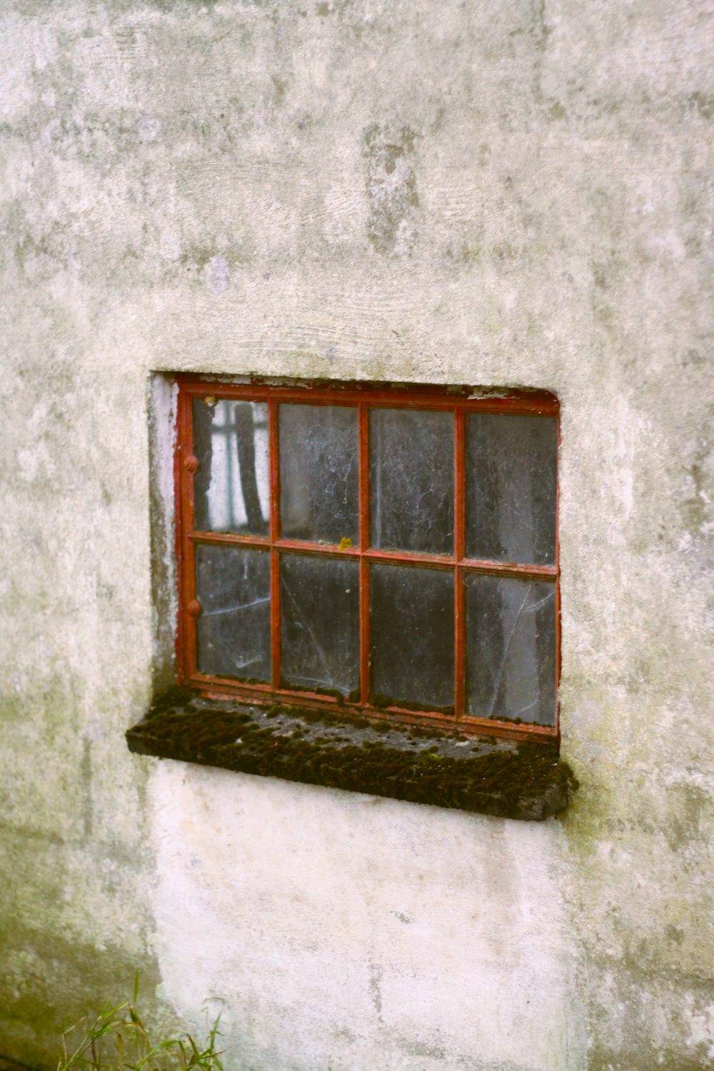 ein Fenster an der Seite eines Gebäudes