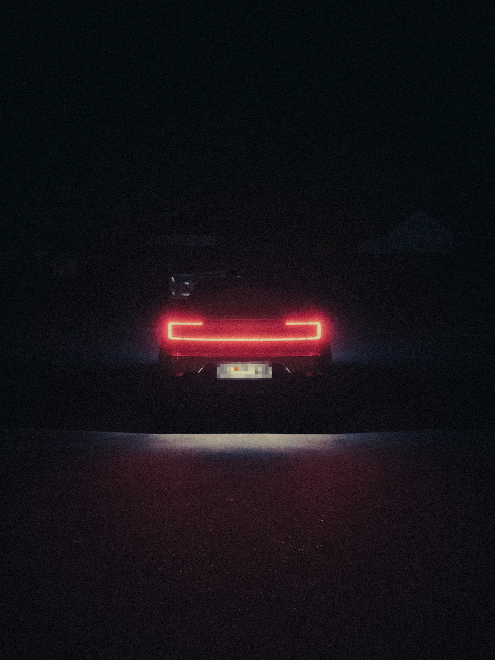 Un'auto che è seduta al buio