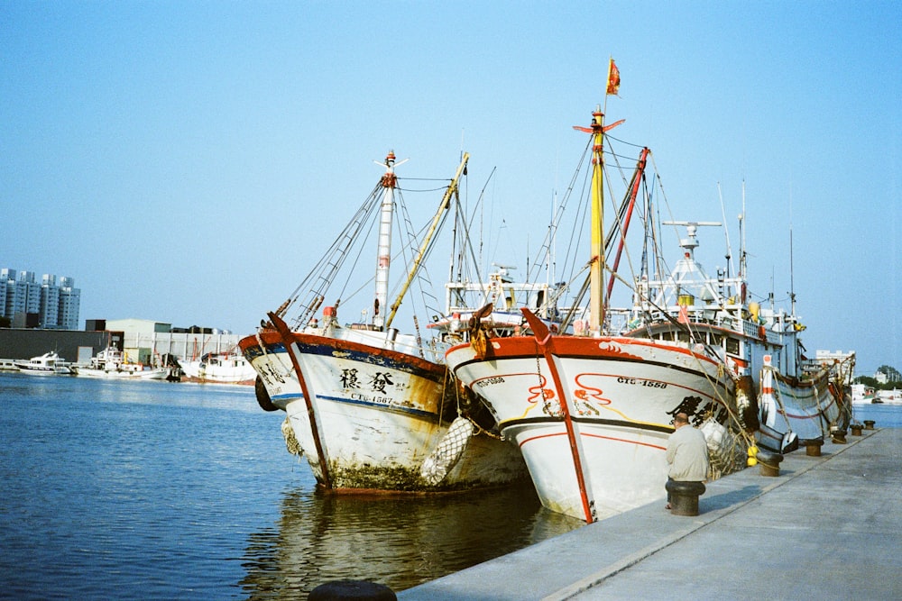 ein paar Boote, die im Wasser sitzen