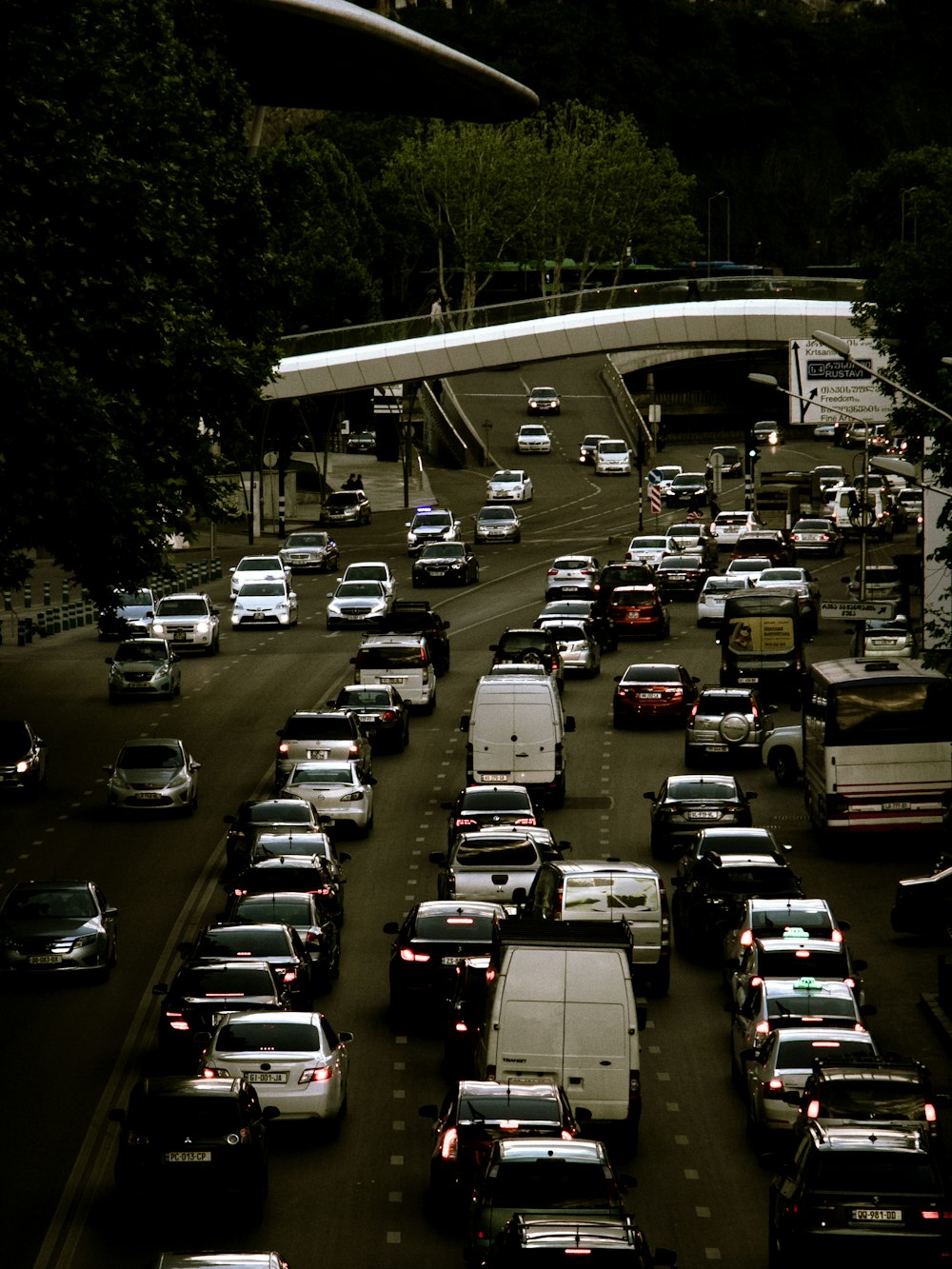 Un mucchio di macchine che sono sedute in strada