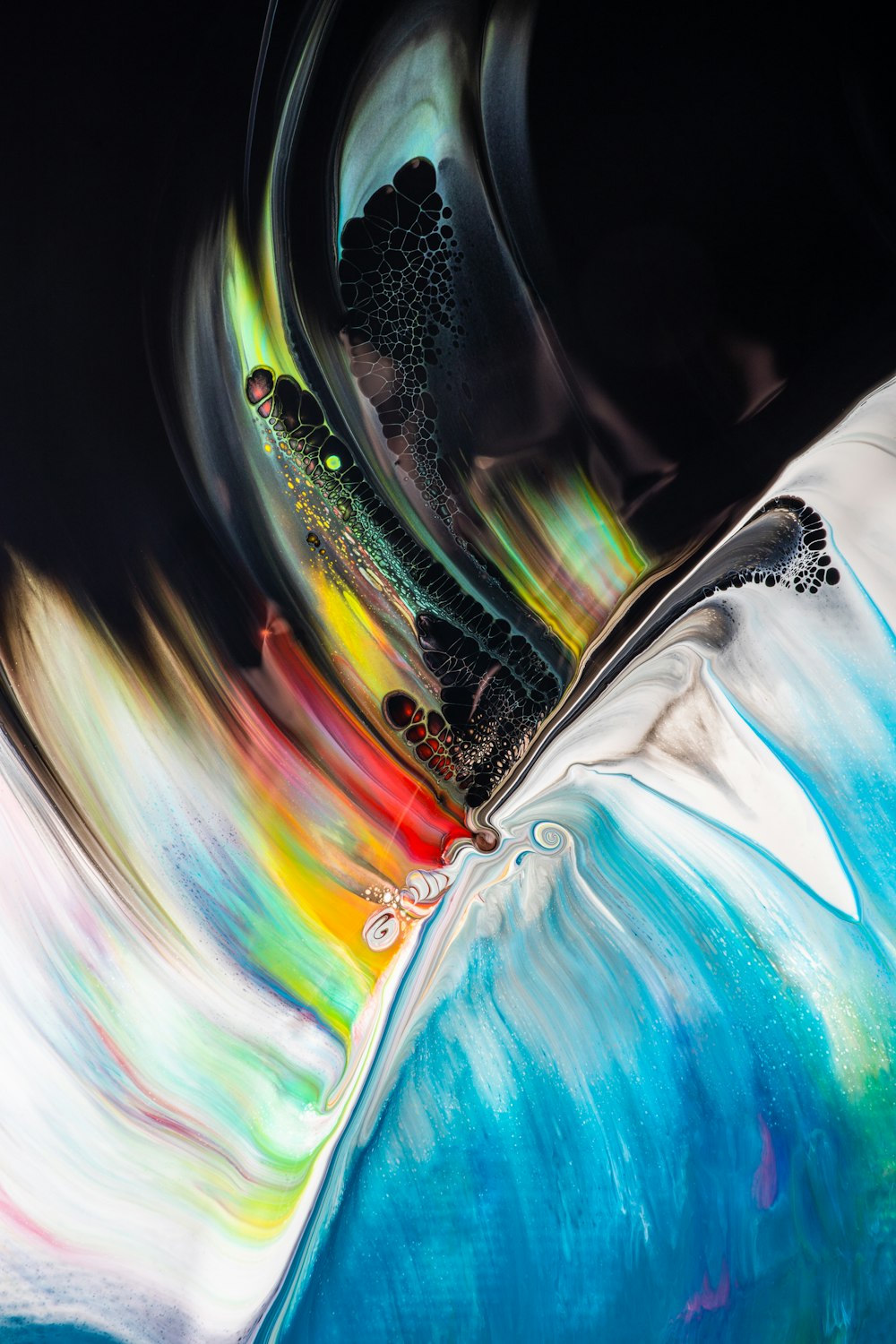 Una pintura de una ola colorida con un fondo negro