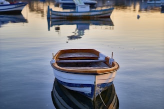 barca ferma in acqua