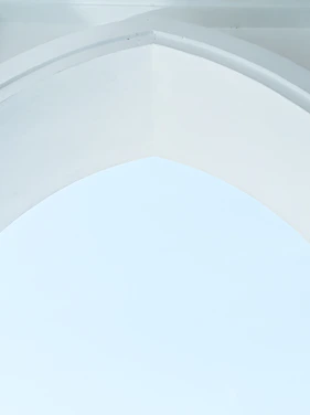 Elegant minimalist clinic interior with nude and gold accents in Campinas.