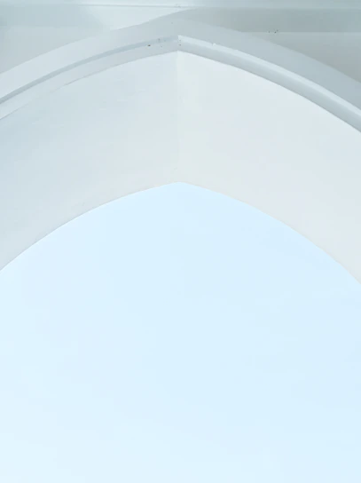 Elegant minimalist clinic interior with nude and gold accents in Campinas.