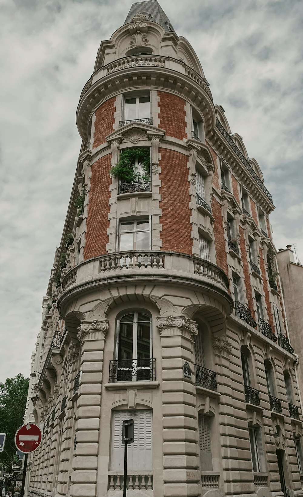 Un edificio muy alto con muchas ventanas