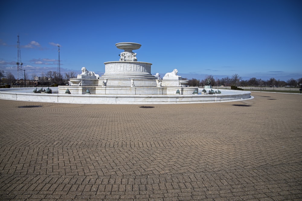 Ein großer weißer Brunnen mitten in einem Park