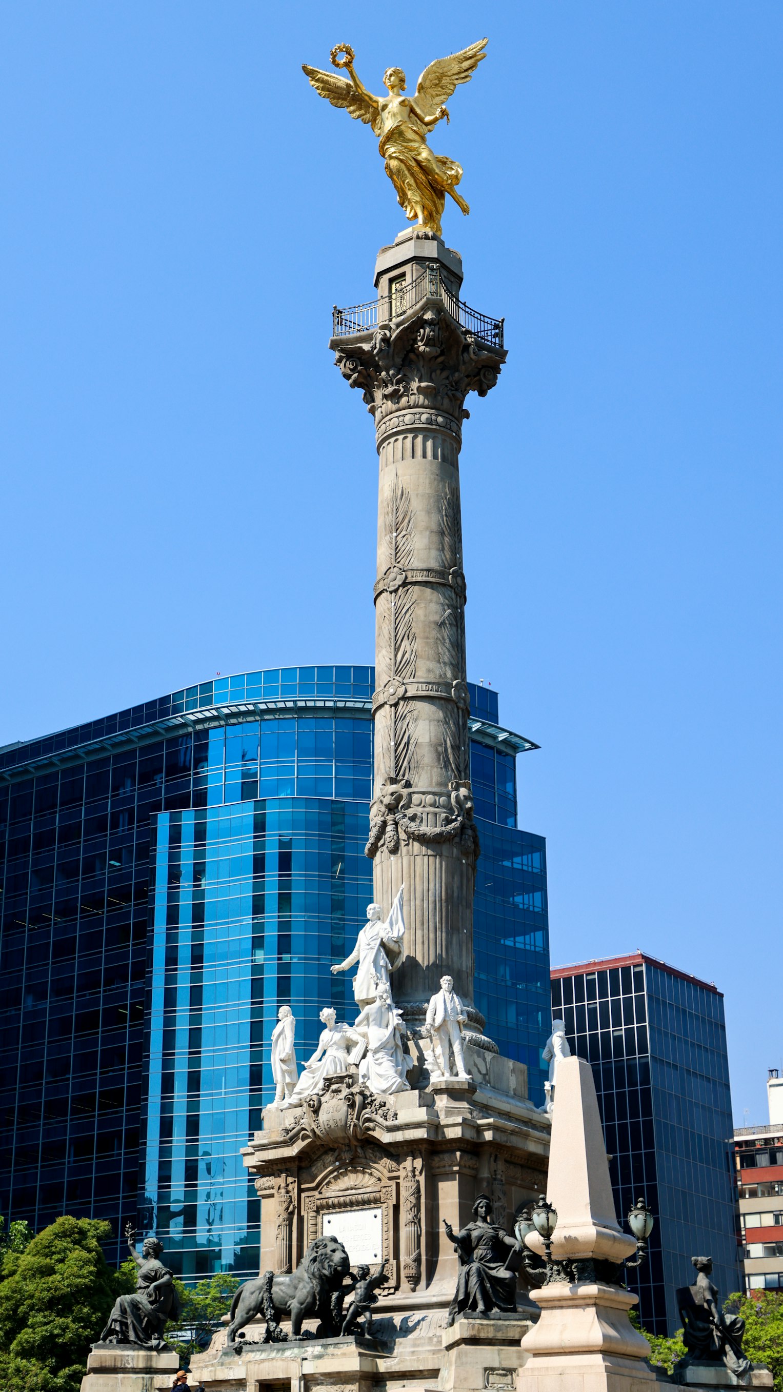 colonna in pietra sormontata dalla statua dorata di Nike