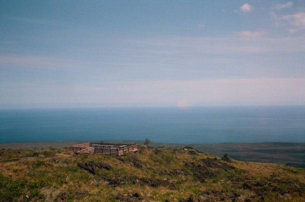 Una casa en una colina con vistas al océano